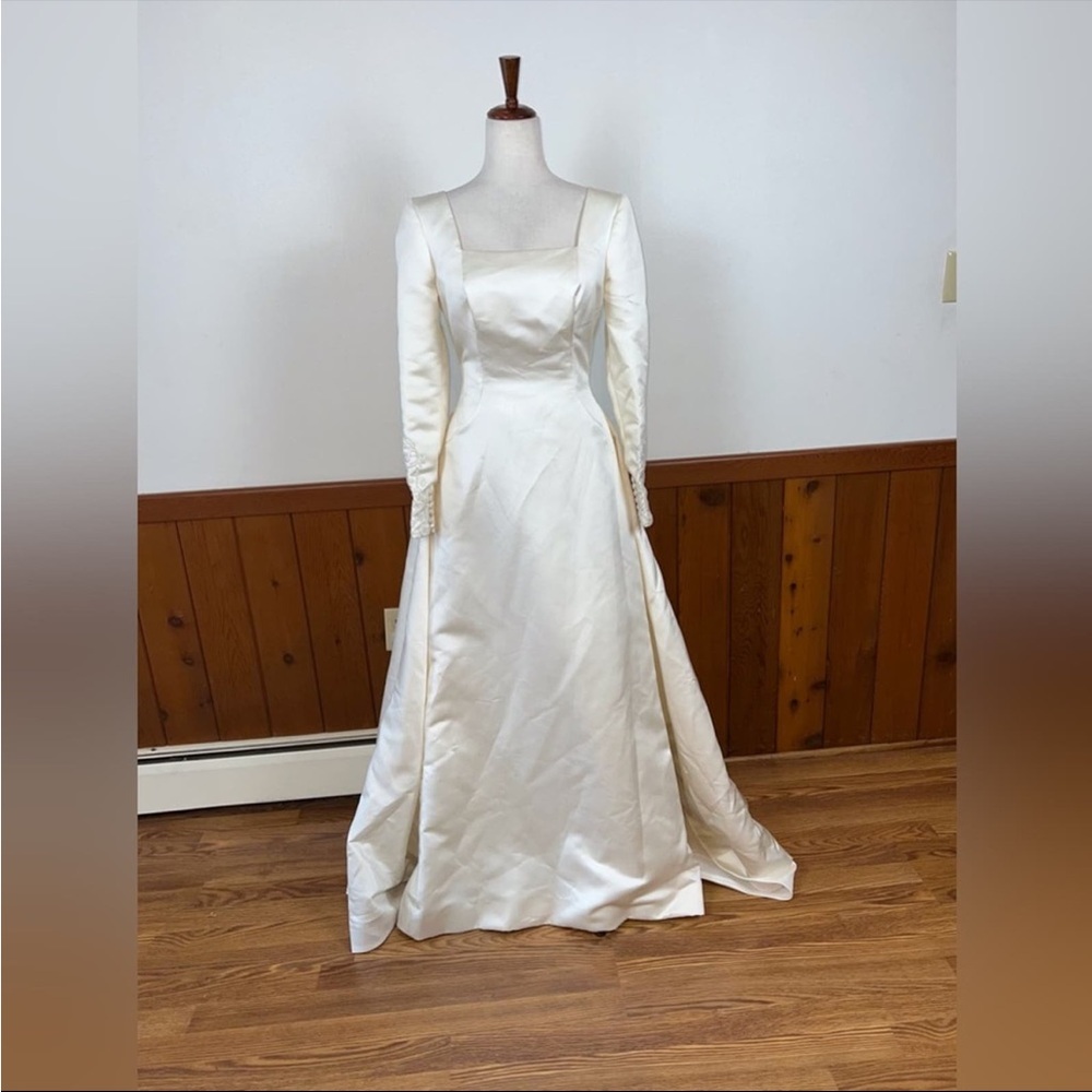 Elegant White Satin Gown - Picture 6 of 10